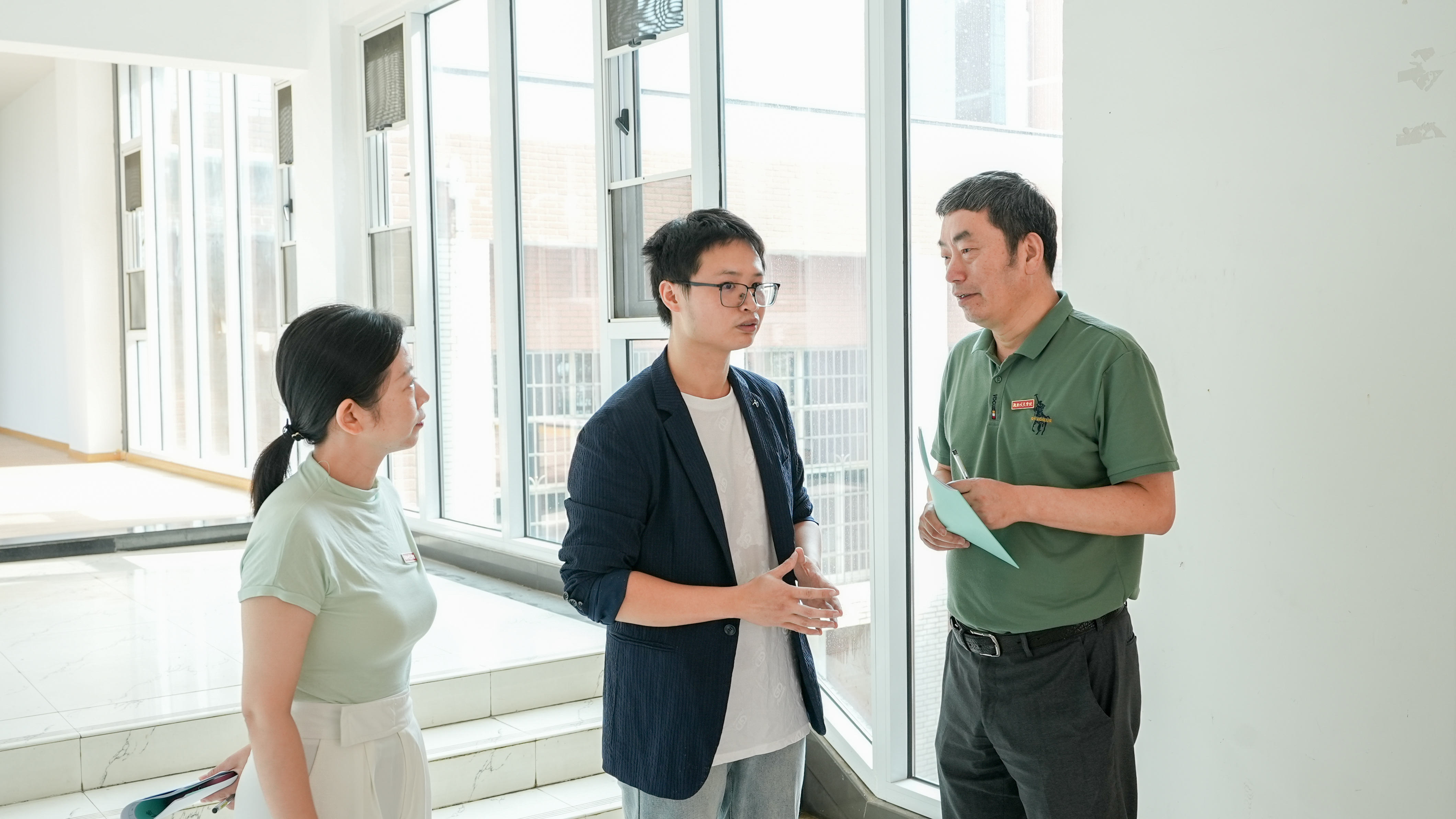 8:20, 在计算机科学与工程学院,2022级软工3班的教室里,陈芳老师的一