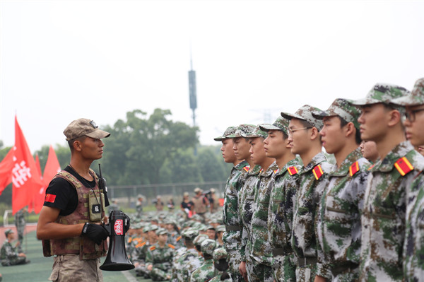 1567480364633027472.jpg 100名学长学姐当教官(图片2).jpg